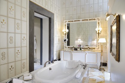 Italie, Toscane, Florence, centre historique classé Patrimoine Mondial de l'UNESCO, Palazzo Della Gherardesca, palace 5 étoiles Four Seasons Hotel Firenze, salle de bain de la suite royale