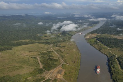 Panama, Canal de Panama, un cargo Panamax porte-conteneurs emprunte la coupe Gaillard (ou coupe Culebra) entre les écluses Pedro Miguel du côté Pacifique et la rivière Chagres menant au lac Gatun (vue aérienne)