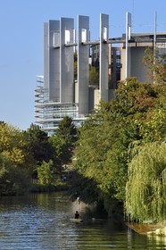 France, Bas-Rhin (67), Strasbourg, quartier européen, le Parlement européen en bordure de la rivière l'Ill