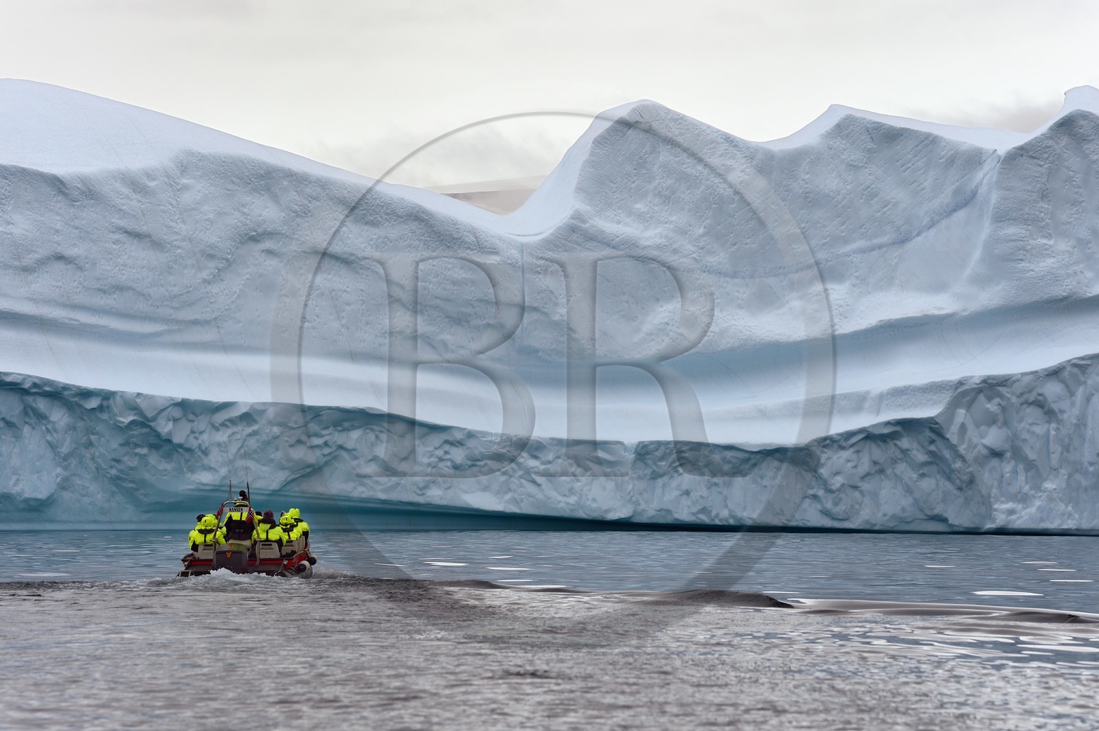 Groenland, cote Nord-Ouest, mer de Baffin, Inglefield Fjord vers Qaanaaq, iceberg et un PolarCirkel boat (zodiac) d'exploration du bateau de croisière MS Fram de la compagnie Hurtigruten Groenland, cote Nord-Ouest, mer de Baffin, Inglefield Fjord vers Qaanaaq, iceberg et un PolarCirkel boat (zodiac) d'exploration du bateau de croisière MS Fram de la compagnie Hurtigruten