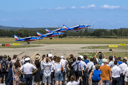 France, Bouches-du-Rhône (13), Salon-de-Provence, base aerienne 701, base de la Patrouille de France (PAF pour Patrouille acrobatique de France) de l'Armée de l'air et de l'espace française, démonstrations aériennes en présence des familles des élèves officiers pour la cérémonie d’échange des Gardes, décollage des avions Alphajet pour une représentation