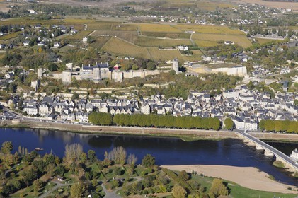 France, Indre-et-Loire (37), Vallée de la Loire classée Patrimoine Mondial de l' UNESCO, Chinon et son château au bord de la Vienne (vue aérienne)