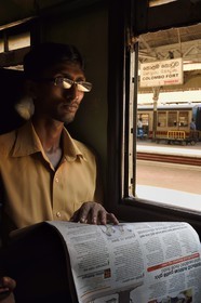 Sri Lanka, Colombo, gare du Fort, passager lisant son journal