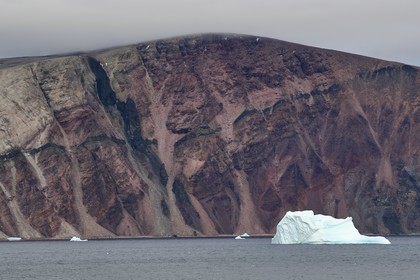 Groenland, cote ouest, Baie de North Star à l'embouchure du fjord Wolstenholme, falaises de grès rouge, roche crée sur une zone sedimentaire qui date de l'époque où cette terre se trouvait à la hauteur de l'équateur