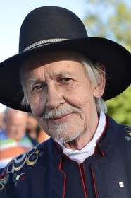 Sweden, Dalarna County, Leksand area, Midsummer celebrations in the tiny hamlet of Hjulbäck, man in traditional costume