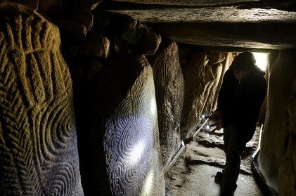 France, Morbihan (56), Golfe du Morbihan, galerie couverte entièrement gravée du Cairn de Gavrinis 3500 avant JC
