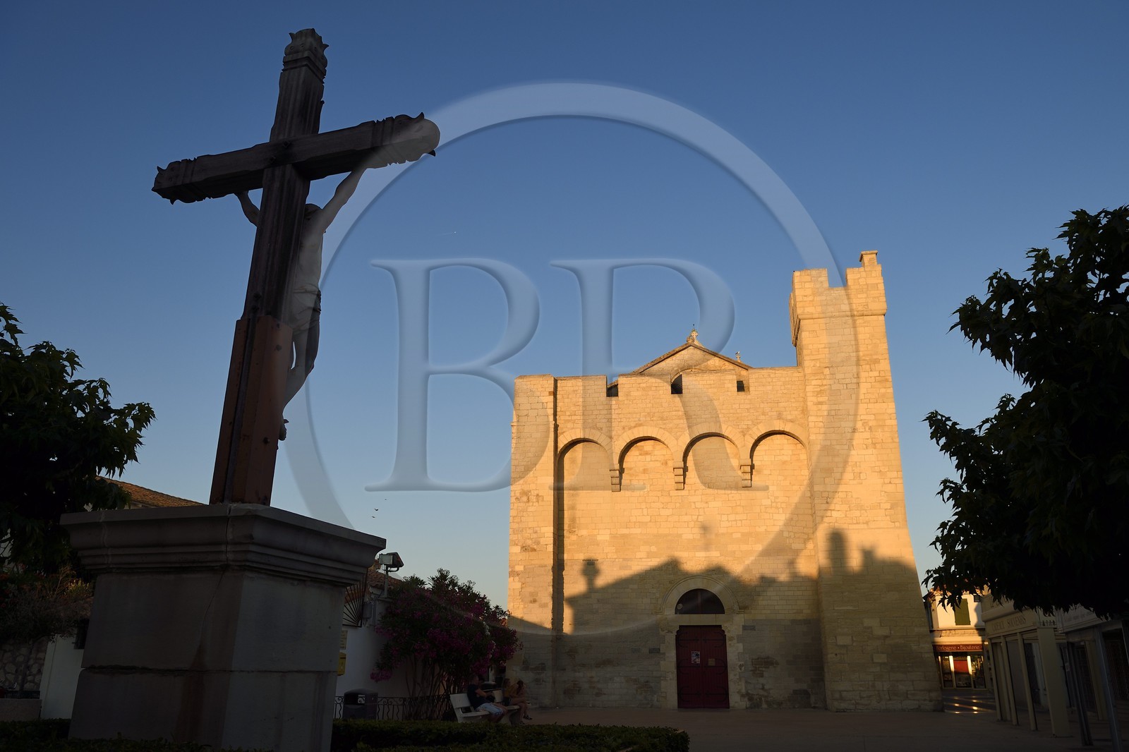 France, Bouches-du-Rhône (13), Les Saintes-Maries-de-la-Mer, église Notre Dame de la Mer et Christ en croix France, Bouches-du-Rhône (13), Les Saintes-Maries-de-la-Mer, église Notre Dame de la Mer et Christ en croix