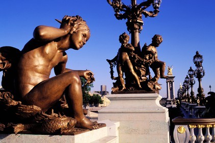 France, Paris (75), les célèbres statues du pont Alexandre III, sur la Seine