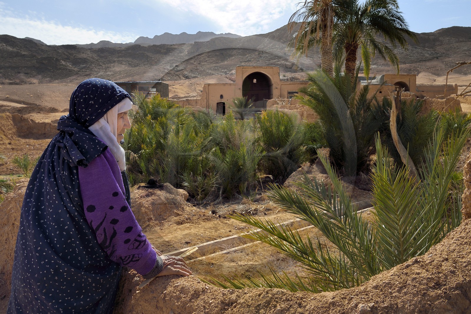 Iran, Province d'Ispahan, désert du Dasht-e Kavir, l'oasis d'Arousan dans la région de Khur et Biabanak, Khadidja est une des dernières habitantes du village
