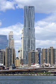 Etats-Unis, New York, Beekman Tower de l'architecte Frank Gehry vue depuis l'East River