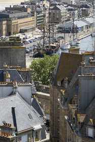 France, Ille et Vilaine, Cote d'Emeraude (Emerald Coast), Saint-Malo intramural and the three-masted Etoile du Roy, a replica inspired by an English privateer frigate in the background