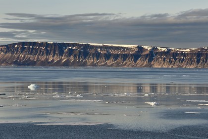 Groenland, cote Nord-Ouest, Smith sound au nord de la baie de Baffin, falaises de la côte de Inglefield Land et banquise en train de fondre