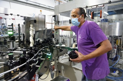 France, Ile de la Reunion, Saint Pierre, domaine de la distillerie Isautier, usine d'embouteillage et d'étiquetage, chaine de mise en bouteille de 70cl de rhum arrangé