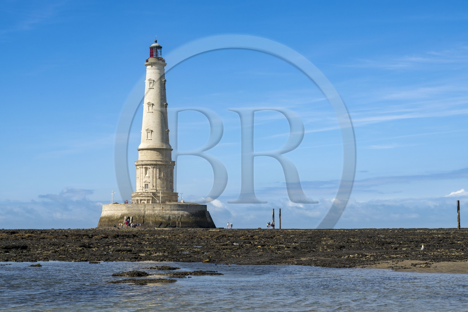 France, Gironde (33), le Verdon-sur-Mer, plateau rocheux de Cordouan à marée basse, phare de Cordouan, classé Patrimoine Mondial de l'UNESCO