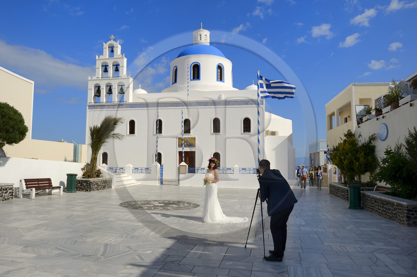 Grèce, Les Cyclades, mer Égée, île de Santorin (Thira ou Théra), village de Oia, photo de mariage devant l'église de Panagia, de nombreux touristes asiatiques viennent se marier sur l'île