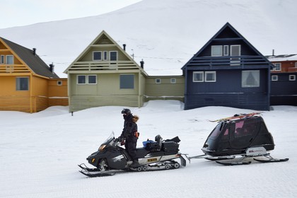 Norvège, Svalbard, Spitzberg, Longyearbyen, motoneige avec les enfants dans la remorque fermée