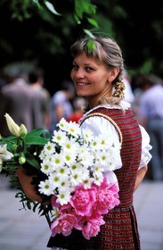 Lituanie (Pays Baltes), Kaunas, jeune femme en costume traditionnel lors d'une cérémonie religieuse