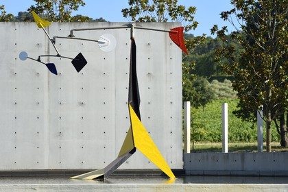 France, Bouches-du-Rhône (13),  Le Puy Sainte Réparade, Chateau La Coste domaine viticole et centre d'art contemporain, Centre d'Art de l'architecte Tadao Ando, mobile Small Crinkly de Alexander Calder (Mention Obligatoire)