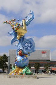 France, Loire-Atlantique (44), Saint-Nazaire, le nouveau centre commecial le ruban bleu et la sculpture Sirène de l'artiste Federica Matta