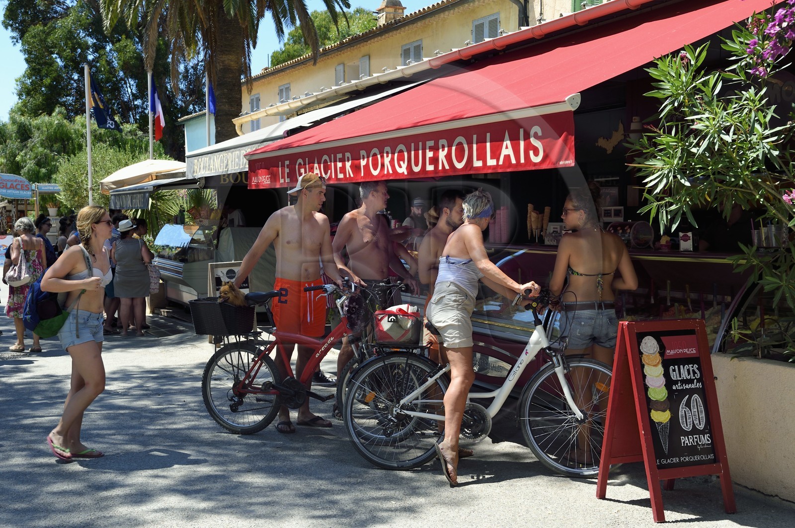 France, Var (83), Iles d'Hyères, parc national de Port Cros, Ile de Porquerolles, village de Porquerolles, glacier dans la rue principale