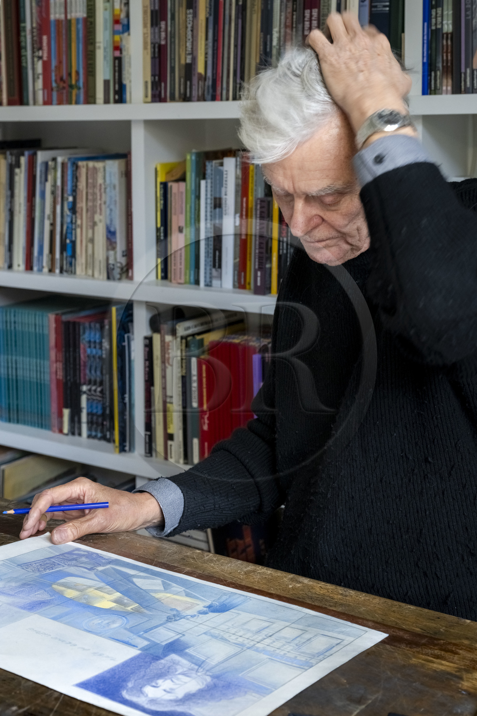 France, Paris (75), le dessinateur et auteur de bande-dessinée François Schuiten dans son atelier parisien France, Paris (75), le dessinateur et auteur de bande-dessinée François Schuiten dans son atelier parisien