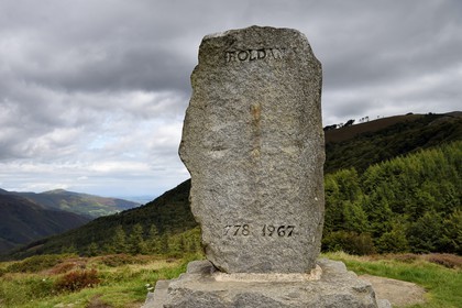 Espagne, Pays-Basque, Navarre, chemin de Saint-Jacques de Compostelle, monolithe rappelant la mythique bataille de Roncevaux dit stèle de Roland au col de Roncevaux (ou col d'Ibaneta)
