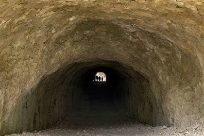 France, Alpes-de-Haute-Provence (04), Parc Naturel Régional du Verdon, Rougon, Grand Canyon du Verdon, le tunnel du Baou qu'emprunte le sentier Blanc-Martel sur le GR4 le long du couloir Samson