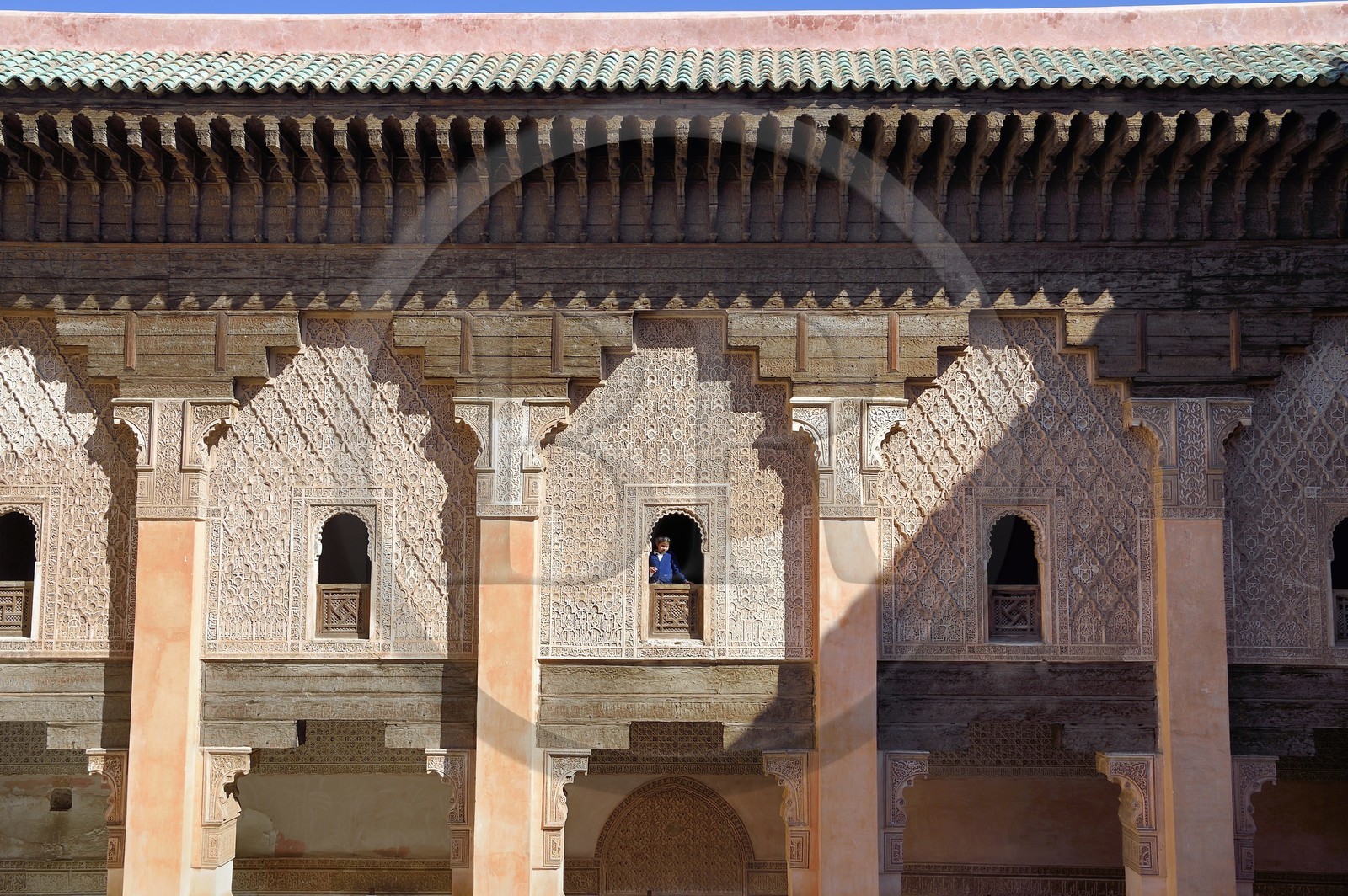 Maroc, Haut-Atlas, Marrakech, ville impériale, Médina classée Patrimoine Mondial de l'UNESCO, la Medersa Ali Ben Youssef (école coranique), fenêtre cintrée avec stuc décoratif