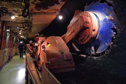 France, Moselle (57), Petite-Rosselle, le musée du carreau Wendel, reconstitution du fond de la mine, chantiers d’exploitation en plateures (inclinaison de moins de 20°), haveuse (type Electra 2000), machine d'abattage qui grignotte le veine de charbon en abattant celui-ci sur une épaisseur d'environ 80cm et sur toute la hauteur de la galerie, à gauche les piles bouclier du soutènement marchant