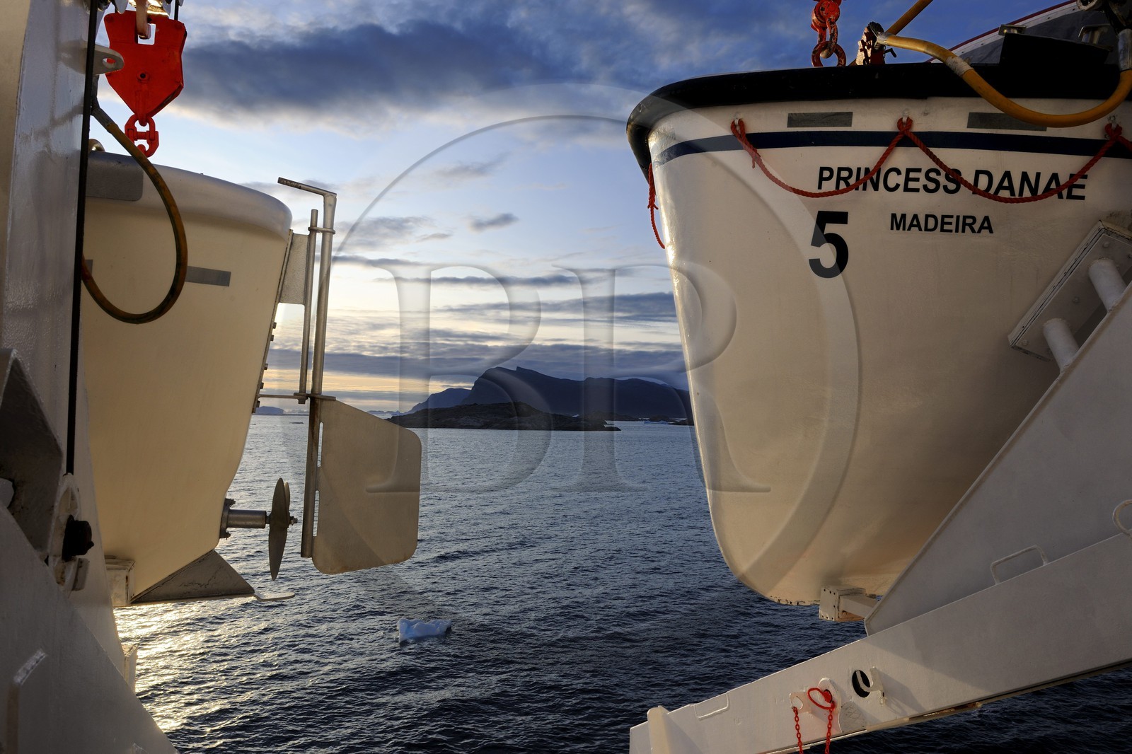Groenland, fjord de Nanortalik, le bateau de croisière le Princess Danané