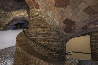 Espagne, Catalogne, Barcelone, le Palais Güell (Palau Güell) construit entre 1886 et 1891 et réalisé par l'architecte du modernisme catalan Antoni Gaudi, site classé au Patrimoine Mondial de l'UNESCO, escalier en colimaçon menant au sous-sol