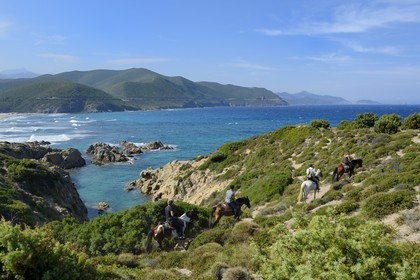 France, Haute-Corse (2B), Nebbio, désert des Agriates, Anse de Peraiola, cavaliers à l'Est de la plage d'Ostriconi