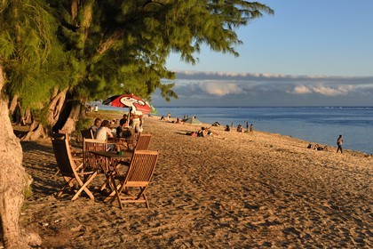 France, île de la Réunion, la Cote Ouest, plage du lagon de Saint-Gilles-Les-Bains à l'Ermitage-les-Bains, à l'ombre des filaos