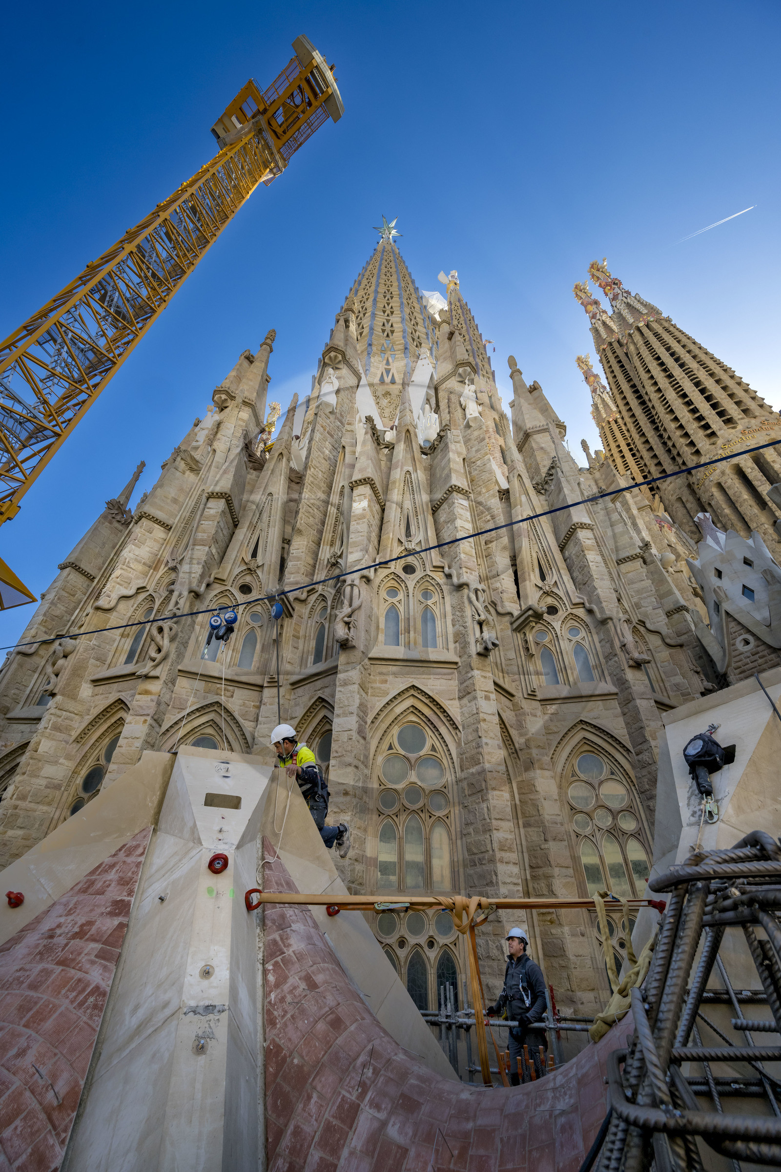 Espagne, Catalogne, Barcelone, quartier de l'Eixample, basilique de la Sagrada Familia de l'architecte du modernisme catalan Antoni Gaudi classée Patrimoine Mondial de l'UNESCO, chantier du cloitre sous la facade de l'abside dominée par la Tour de la Vierge Marie