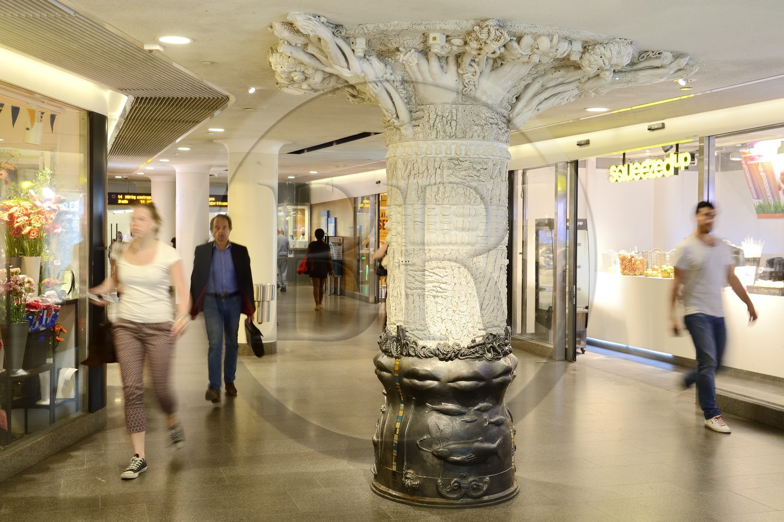 Suède, Stockholm, station de métro (Stockholms tunnelbana), de nombreuses stations exposent des œuvres d'art, Empreinte (Avtryck) pilier sculpté de l'artiste Eva Ziggy Berglund à la station de métro hornstull