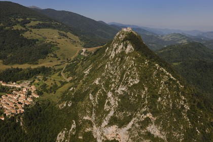 France, Ariège (09), Pays d' Olmes, château cathare de Montségur perché sur un pog et les Pyrénées (vue aérienne)