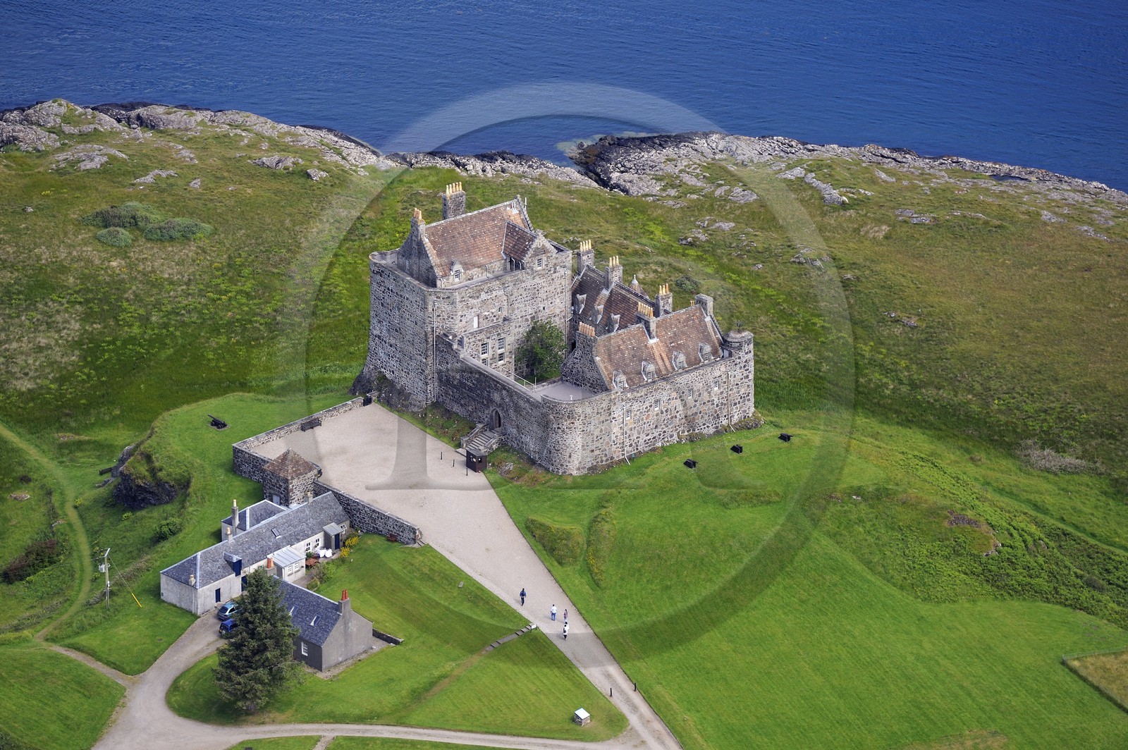 Royaume-Uni, Ecosse, Highland, Hébrides intérieures, Ile de Mull, Duart Castle du Clan Maclean (vue aérienne)