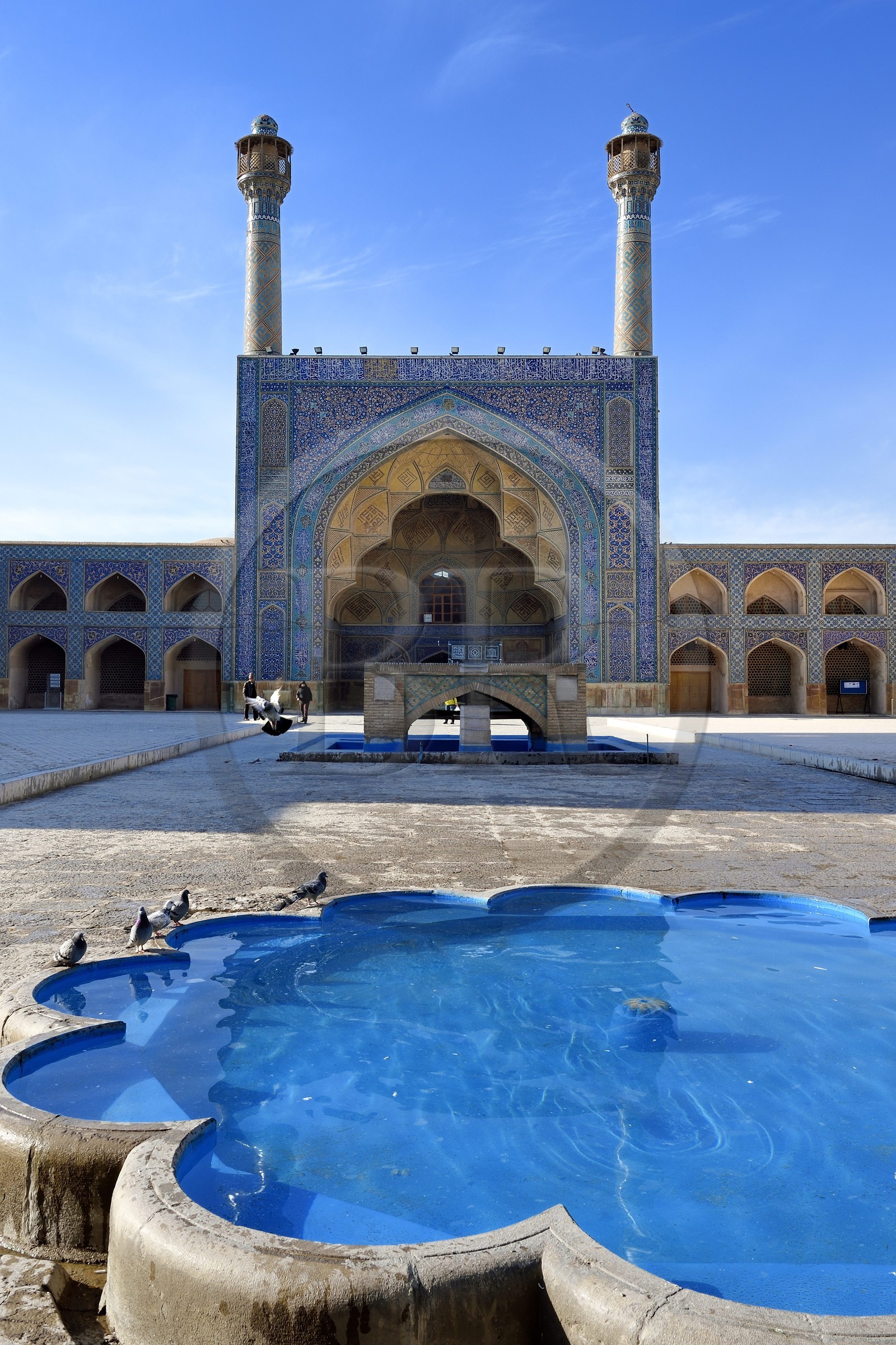 Iran, province d'Ispahan, Ispahan, Mosquée Jame, grande mosquée d'Ispahan dite aussi mosquée du vendredi, iwan et la fontaine aux ablutions au centre Iran, province d'Ispahan, Ispahan, Mosquée Jame, grande mosquée d'Ispahan dite aussi mosquée du vendredi, iwan et la fontaine aux ablutions au centre