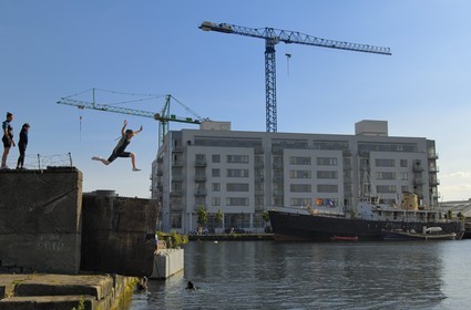 Irlande, Comté de Dublin, Dublin, quartier populaire des anciens docks, enfants plongeant dans le port