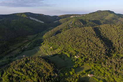France, Vaucluse (84), Dentelles de Montmirail, Crestet, le massif et la face sud de la crête de Saint-Amand