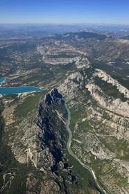 Var (83) rive gauche et Alpes-de-Haute-Provence (04) rive droite, Parc Naturel Régional du Verdon, les Gorges du Verdon qui débouchent sur le lac de Sainte Croix, la chaîne des Alpes en arrière plan (vue aérienne)