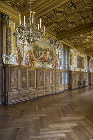 France, Seine-et-Marne (77), Fontainebleau, chateau de Fontainebleau, classé Patrimoine Mondial par l'UNESCO, la Galerie François 1er construite entre 1528 et 1530, décoré avec des peintures, des lambris, des fresques et des stucs, des boiseries en noyer sculpté et un plafond à caissons