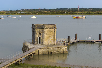 France, Charente-Maritime (17), Saint-Nazaire-sur-Charente, la Fontaine Royale de Lupin en bordure de la Charente est la plus remarquable des trois dernières aiguades existantes (vue aérienne)