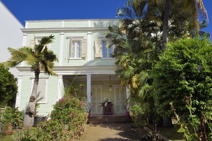 France, Ile de la Reunion, Saint-Denis, case traditionnelle de l'architecture coloniale dans la rue Jean Chatel au centre ville