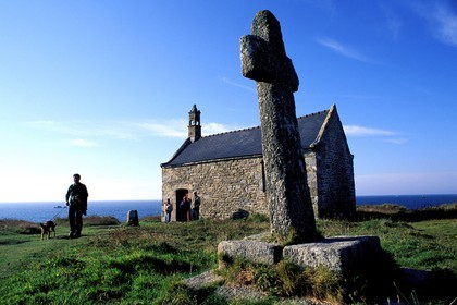 France, Finistère (29), croix en pierre devant la chapelle Saint-Samson dans le pays des Abers