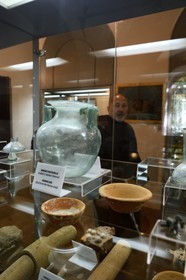 Croatie, Dalmatie, Parc national de Krka, monastère franciscain de l’îlot Visovac, objets d'origine romaine dans le petit musée