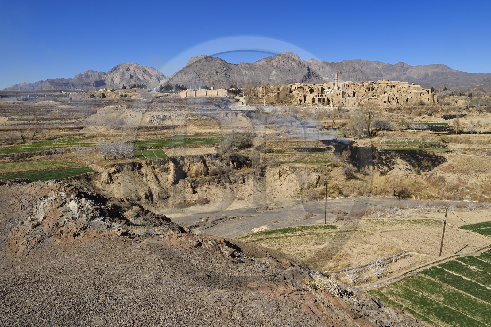 Iran, Province de Yazd, en bordure du désert du Dasht-e Kavir, le vieux village de Kharanaq avec ses maisons en briques de terre crue (adobe) surplombant la vallée Andjir