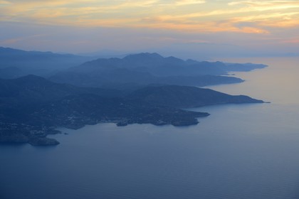 Grèce, Crète,  la côte nord ouest de la Crète vers d'Heraklion (vue aérienne)