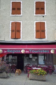 France, Haute-Loire (43), Aiguilhe, commune limitrophe du Puy-en-Velay, étape classée Patrimoine Mondial de l'UNESCO dans le cadre des chemins de Compostelle, la terrasse du bar restaurant le Repos des Touristes (et des pélerins)