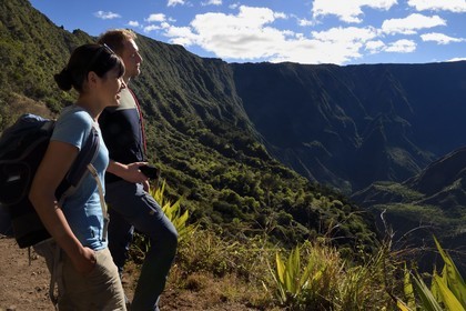 France, Ile de la Reunion, Parc National de la Réunion classé Patrimoine Mondial de l'UNESCO, La Possession, vers le village de Dos d'Ane, randonnée de la Roche Bouteille, randonneurs sur le sentier Cap Noir et le Cirque de Mafate à droite